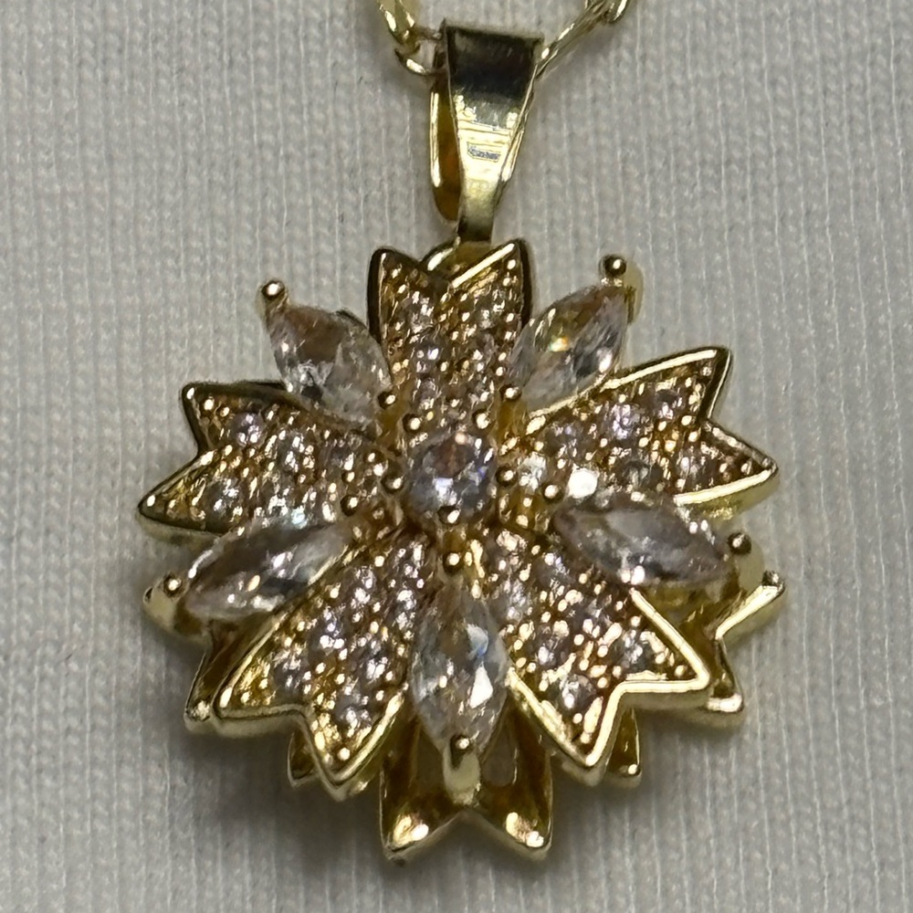 Elegant Gold Flower Pendant Necklace
